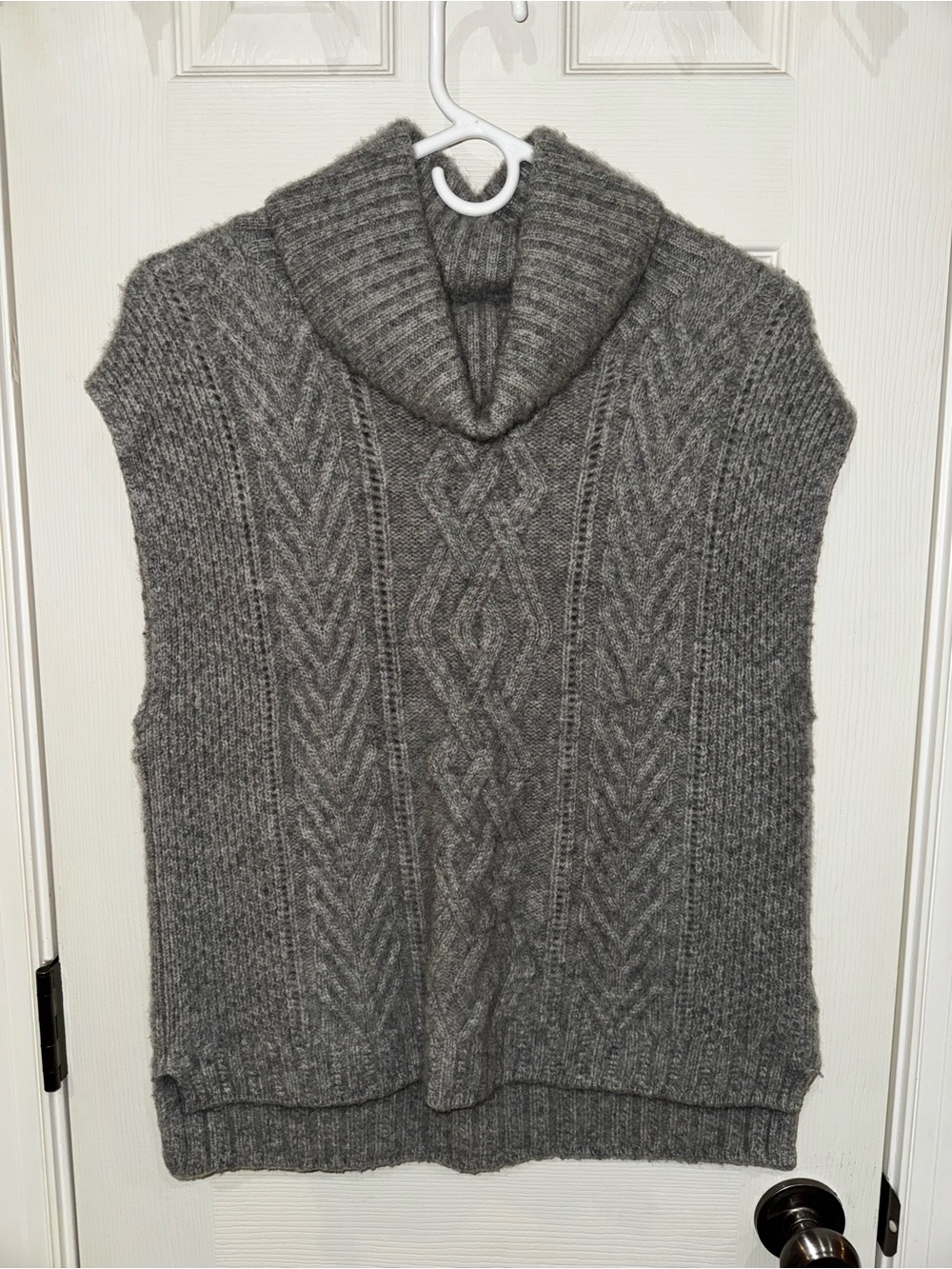 Rachel Zoe 100% 2 ply cashmereGray Cable Knit Sleeveless Turtleneck Sweater Vest